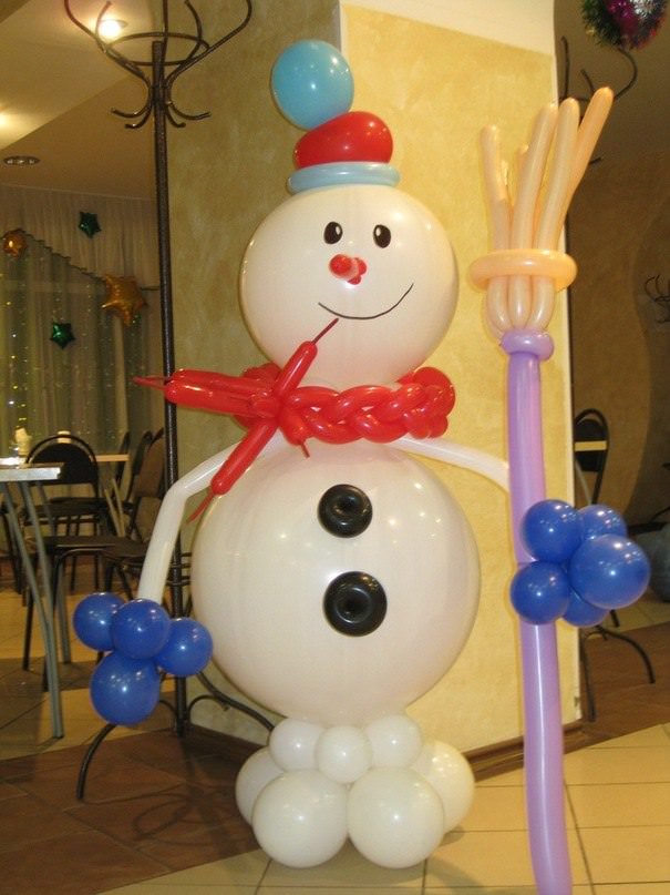 Снеговик шаров. Снеговик из шаров. Снеговики из надувных шаров. Снеговичок из шариков. Снеговик большой из воздушных шаров.